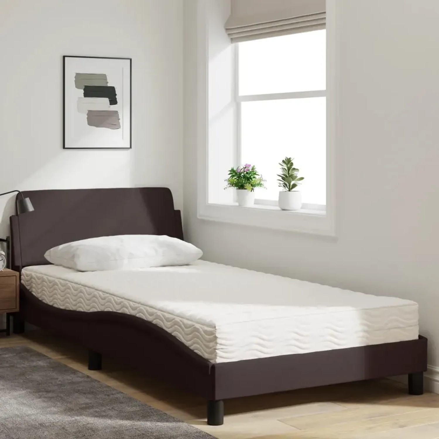 Dunkelbraunes Stoffbett mit Matratze (100x200 cm) im Schlafzimmer.