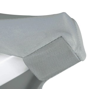 Detail der silbernen Stretch Stehtischhusse mit verstärktem Fußbereich für optimalen Halt.