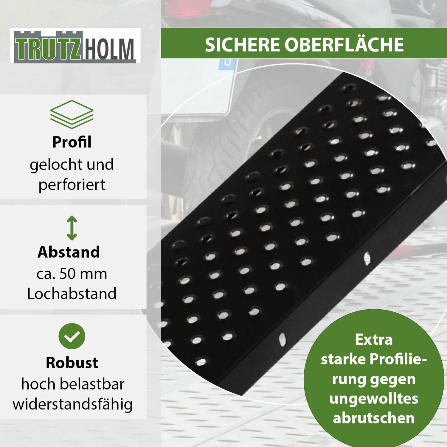 Detail der schwarzen, gelochten TRUTZHOLM Stahl Auffahrrampe. Rutschfeste Oberfläche für sicheres Verladen von Fahrzeugen.