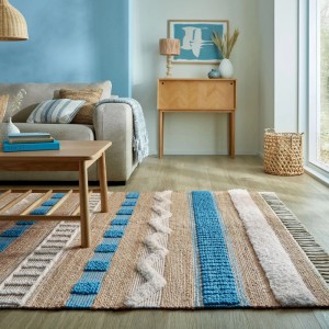 Beige-blauer Flair Rugs Hochflorteppich Medina Jute mit strukturierten Streifen und Tufting-Effekt im Wohnzimmer.