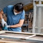 Anwender schleift Fensterrahmen mit Bosch Expert Schleifblatt C470 K40 und Schwingschleifer.