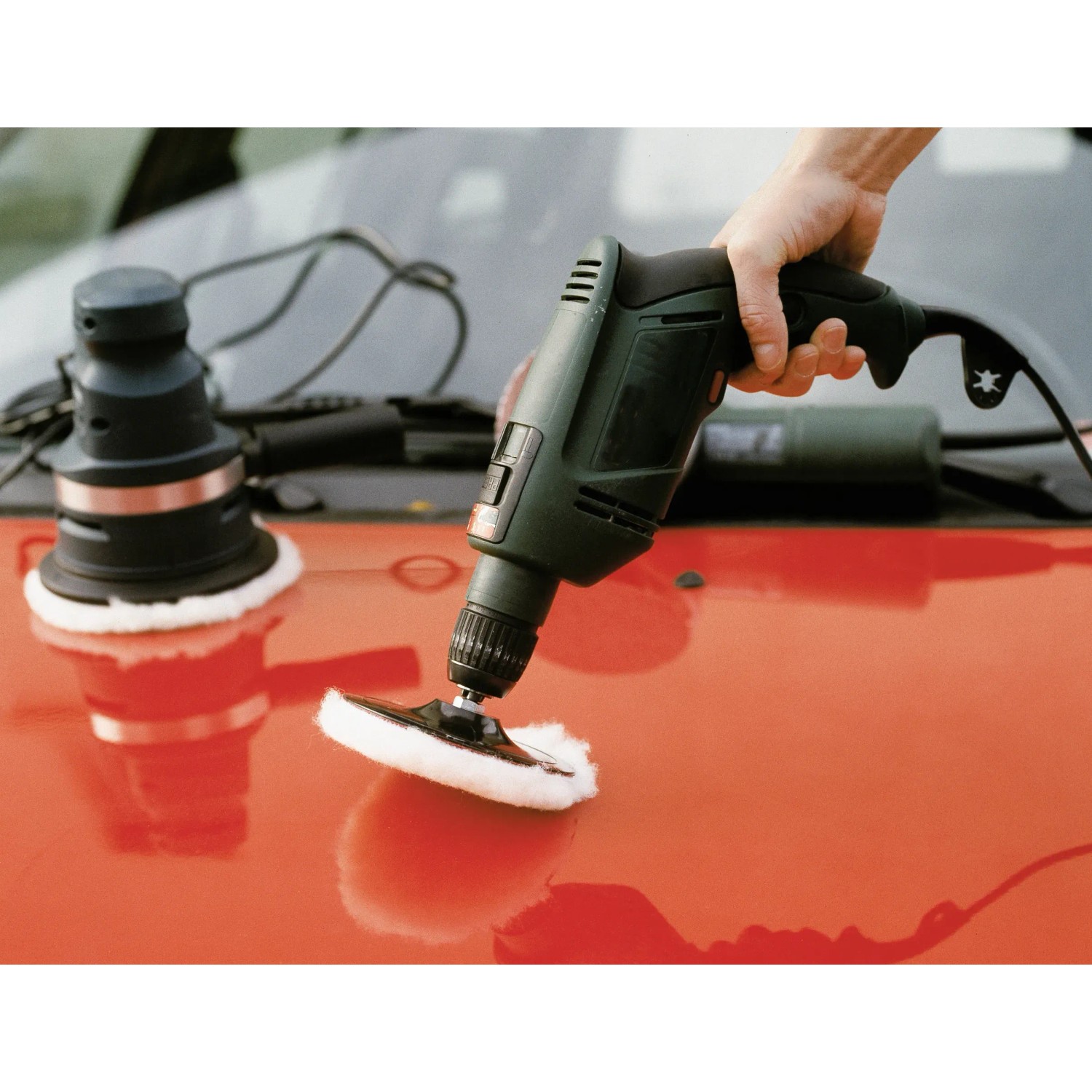 LUX Haftpolierhaube 125 mm im Einsatz auf rotem Auto, Zubehör für Winkelschleifer.