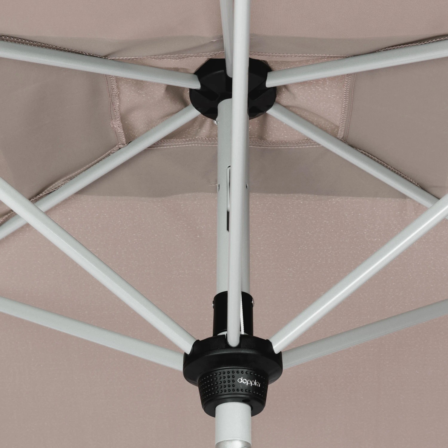 Detailaufnahme: Doppler Marktschirm Active, 210x140 cm, Natur, Kurbelmechanik, zeigt Schirmstreben und Mast.