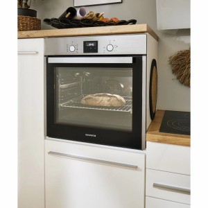 Respekta Herdset Diman + Fynn im Einbau: Backofen mit Brot und Induktionskochfeld in moderner Küche.