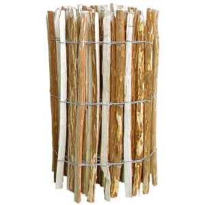 Staketenzaun aus naturbelassener Berg-Haselnuss, 0,9x5m, Lattenabstand 3-5cm.