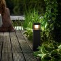 Schwarze Philips myGarden LED Sockelleuchte Parterre im Garten.