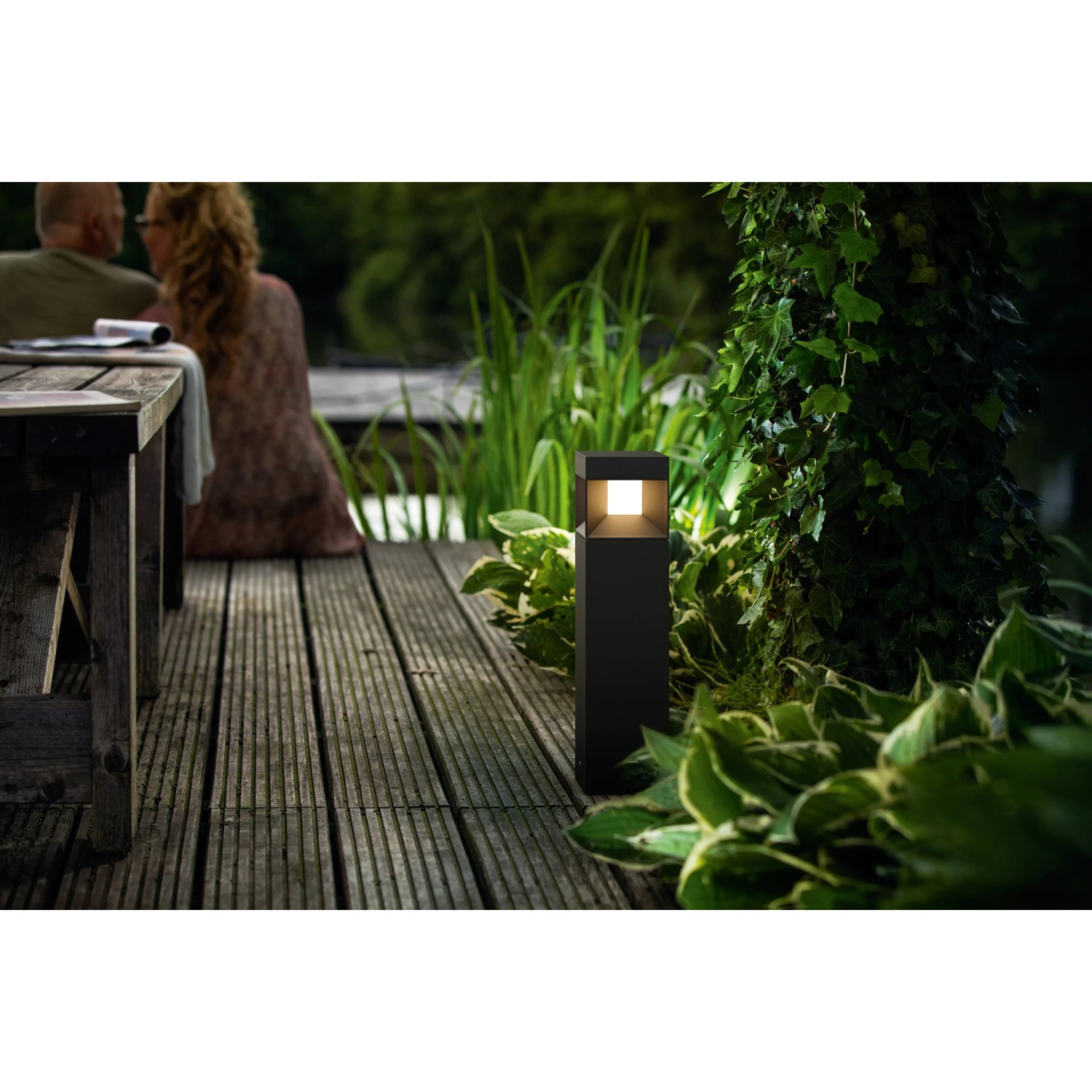 Schwarze Philips myGarden LED Sockelleuchte Parterre im Garten.
