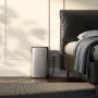 EcoFlow STREAM Ultra Balkonkraftwerk Speicher (1,92 kWh) neben einem Bett, angeschlossen an eine Steckdose.