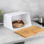Wenko Brotkasten Weiß mit Bambusbrett. Vorratsdose mit Brot und Schneidebrett auf Küchentisch.