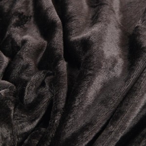 Nahaufnahme der schwarzen Bestlivings Kuscheldecke Celina, weich und flauschig.