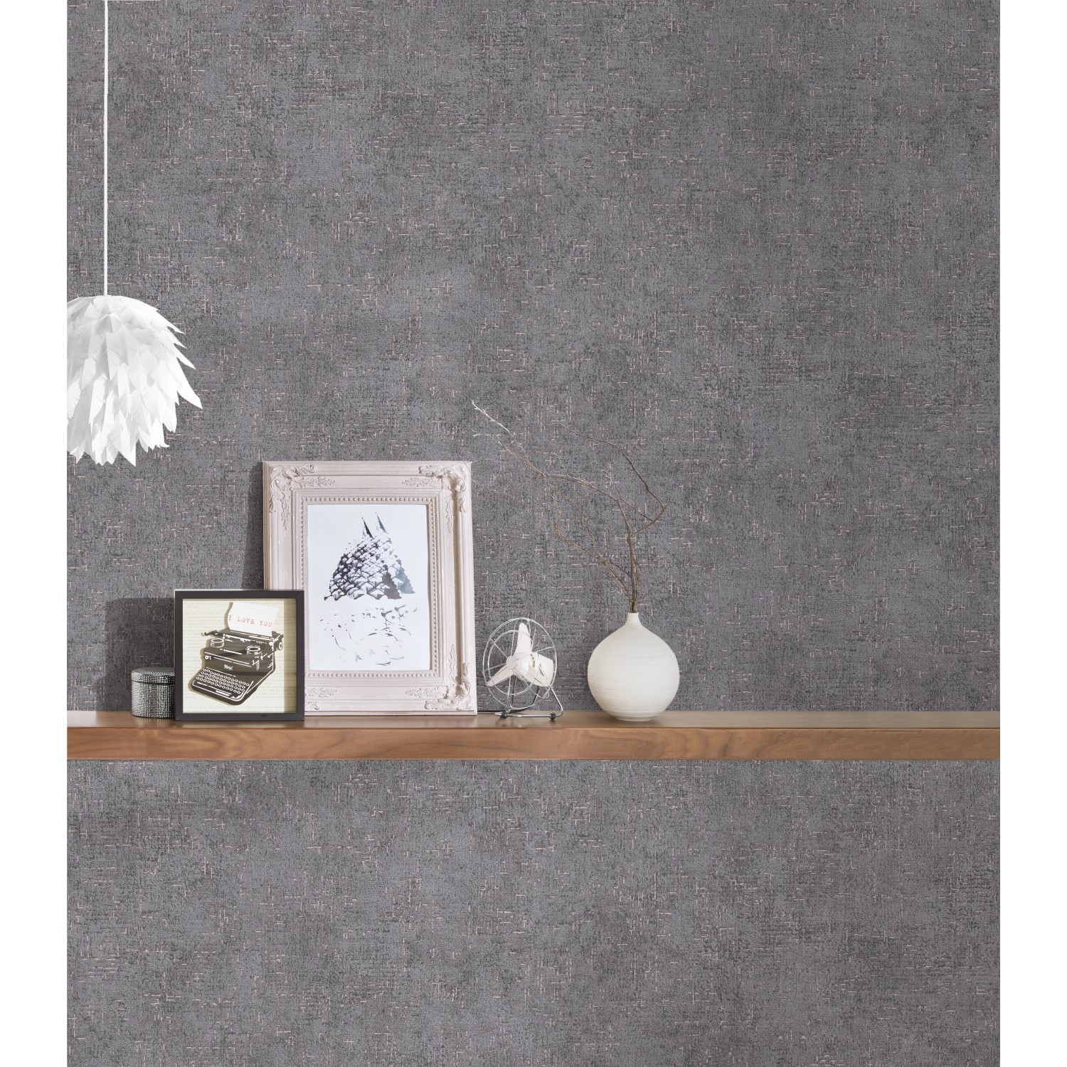 Vliestapete Trendwall 2 Uni Grau Bronze Glänzend an Wand mit Deko.