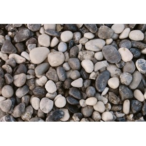 Nahaufnahme von Flusskieseln, grau-beige, 16-32 mm. Zierkies für Garten und Landschaft.