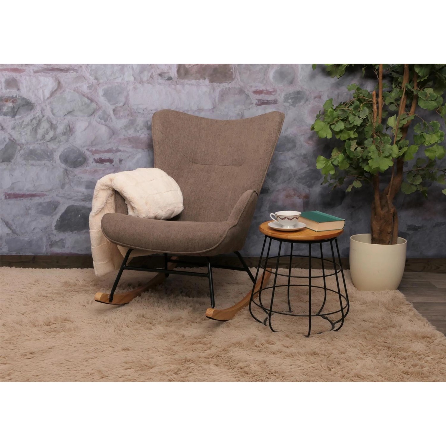 Brauner MCW Schaukelstuhl N14 mit Armlehnen und Decke auf Teppich.