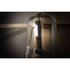 Energizer Arbeitslampe Hardcase Worklight an einer Leiter hängend, mit hellem Lichtschein.