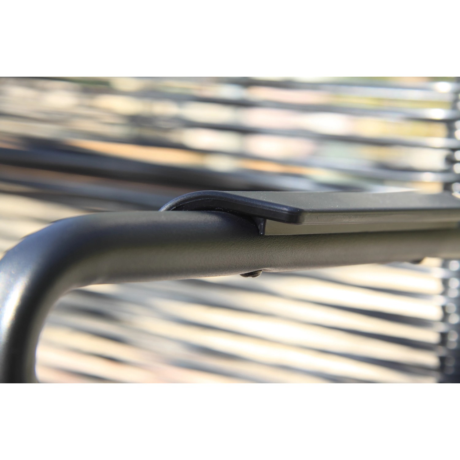 Detailaufnahme: Armlehne des Acamp Alpha Rope Gartenstuhls, anthrazitfarbenes Stahlgestell mit Kunststoffauflage.