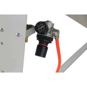 Detailaufnahme: Druckregler mit Manometer der DeTec. Sandstrahlkabine 1200l.