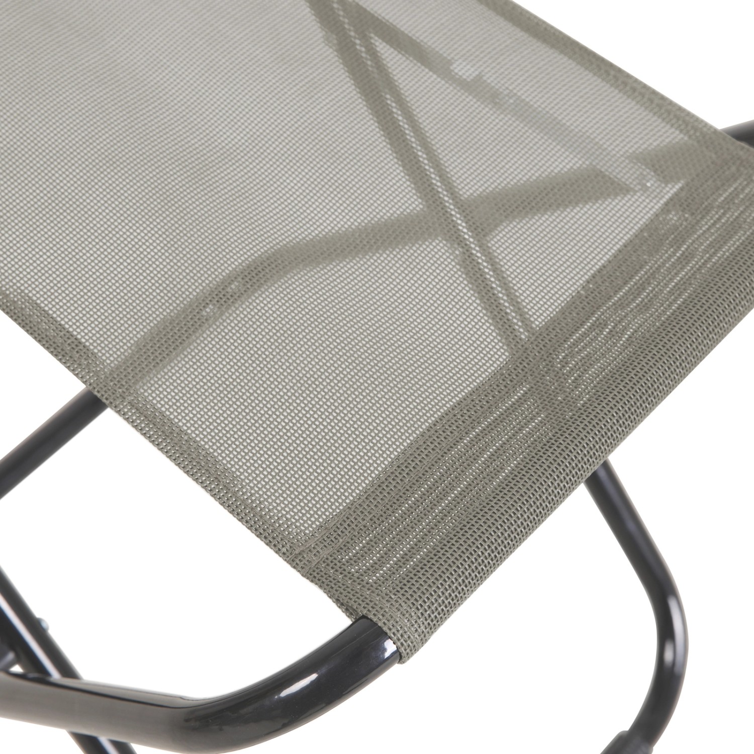 Detailaufnahme: Hellgrauer Svita Tomra Liegestuhl Hocker, klappbarer Campingstuhl mit Netzstruktur.