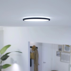 Schwarze WiZ LED Deckenleuchte SuperSlim, tunable white, 1300 lm, Ø 24,2 cm an Zimmerdecke.