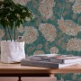 A.S. Création Vliestapete Blumen in Grün und Gold auf einer Wand.