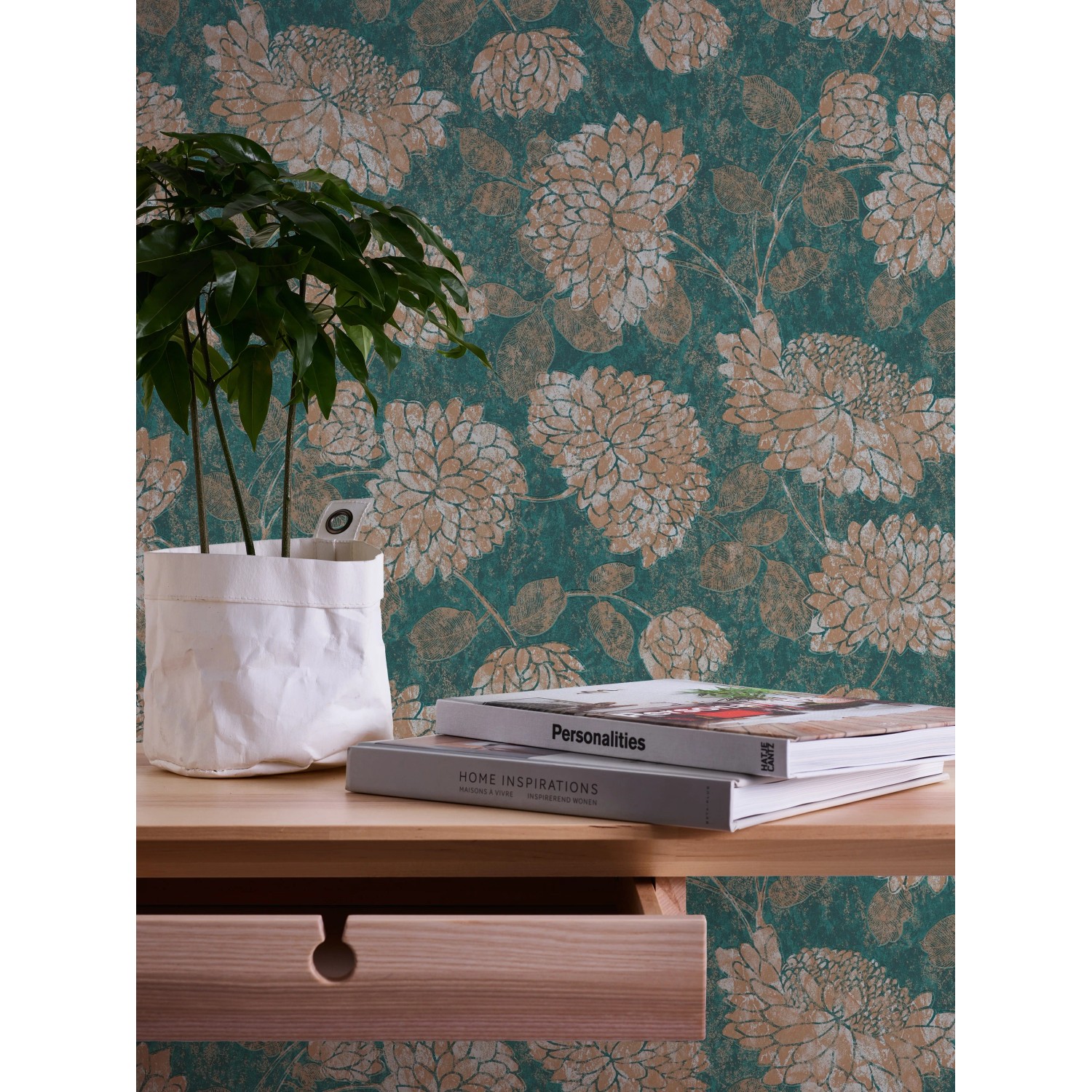 A.S. Création Vliestapete Blumen in Grün und Gold auf einer Wand.