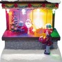 Beleuchtete Weihnachtsdorf Figur aus Polyresin: Santa Claus und Kind vor einem Geschenkeladen im Schnee. Festliche Weihnachtsdekoration.