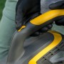 Detailaufnahme: Stiga Elektro-Laubbläser BL 130c V mit gelbem Griff in Aktion.