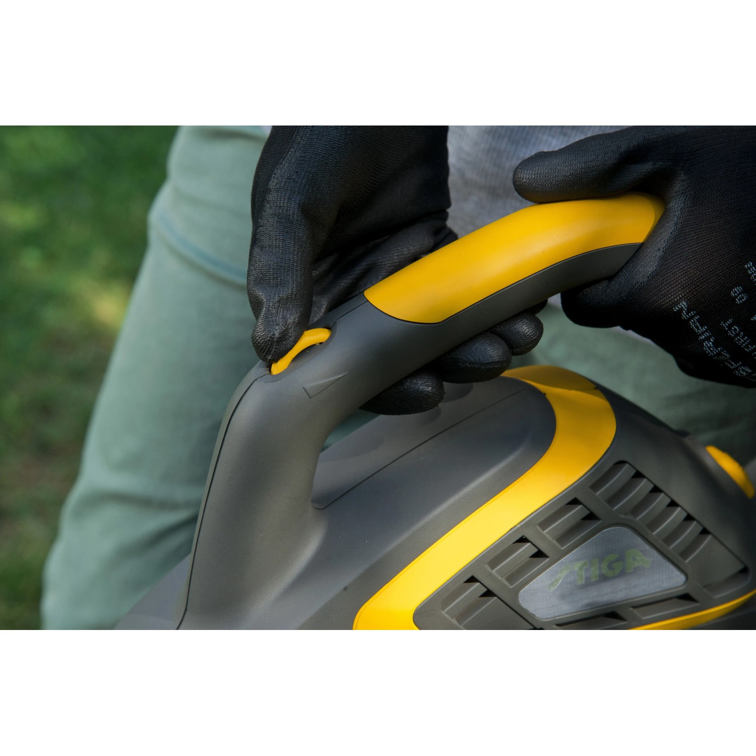 Detailaufnahme: Stiga Elektro-Laubbläser BL 130c V mit gelbem Griff in Aktion.