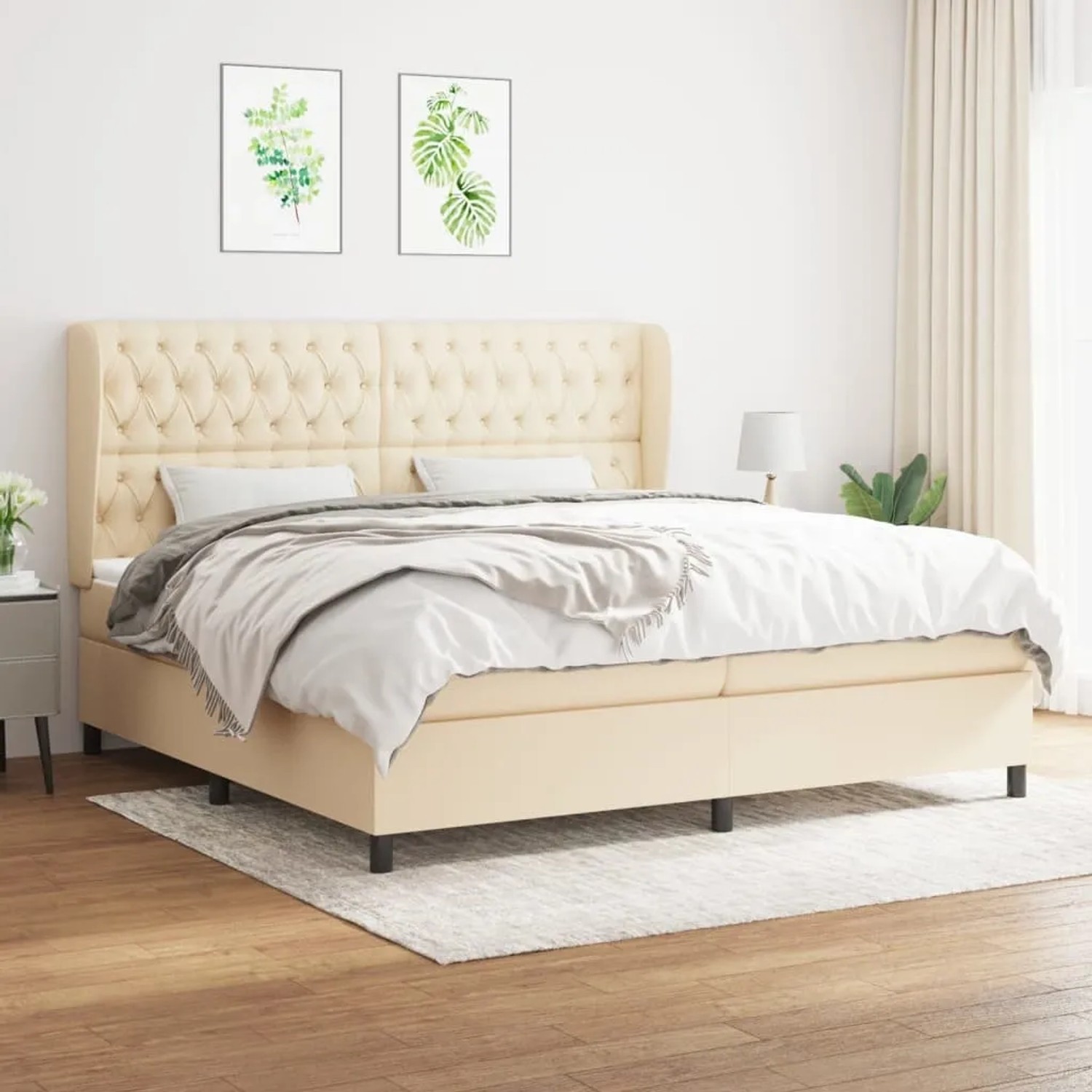 Elegantes Boxspringbett in Creme (200x200 cm) mit Matratze und gestepptem Kopfteil für Schlafzimmer.