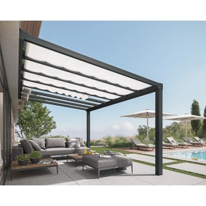 Moderne Palram Canopia Terrassenüberdachung Stockholm mit Lounge-Möbeln im Garten.