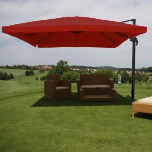 Bordeauxroter MCW Ampelschirm 3x3m mit Alugestänge über brauner Sitzgruppe im Garten. Wetterfester Sonnenschirm.