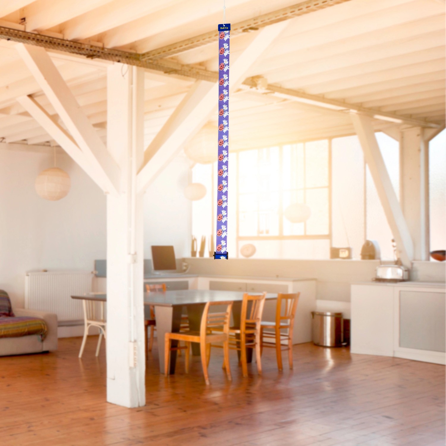 Windhager Fliegenfalle Roll-Up, 3er-Pack, aufgehängt im Raum. Chemiefreie Fliegenbekämpfung.