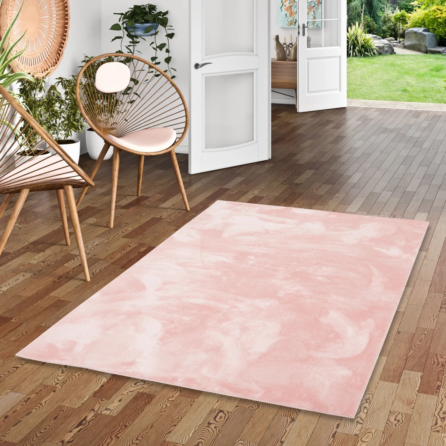 Pergamon Luxus Fellteppich Pearl Rosa (120x170cm) auf Holzboden. Kurzflorteppich für Wohnzimmer.