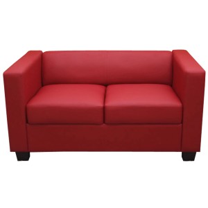 Rotes 2er Sofa Lille im Lounge-Stil mit beschichtetem Spaltleder und Kunststofffüßen.