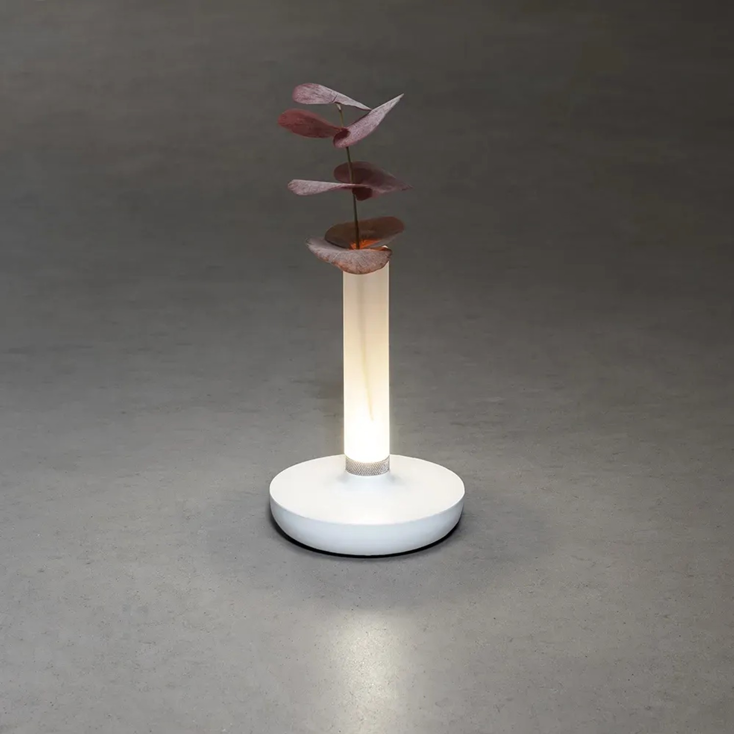Weiße Konstsmide LED Akku-Vase Biarritz, ø 13,5 cm, mit Pflanze, für Innen & Außen.