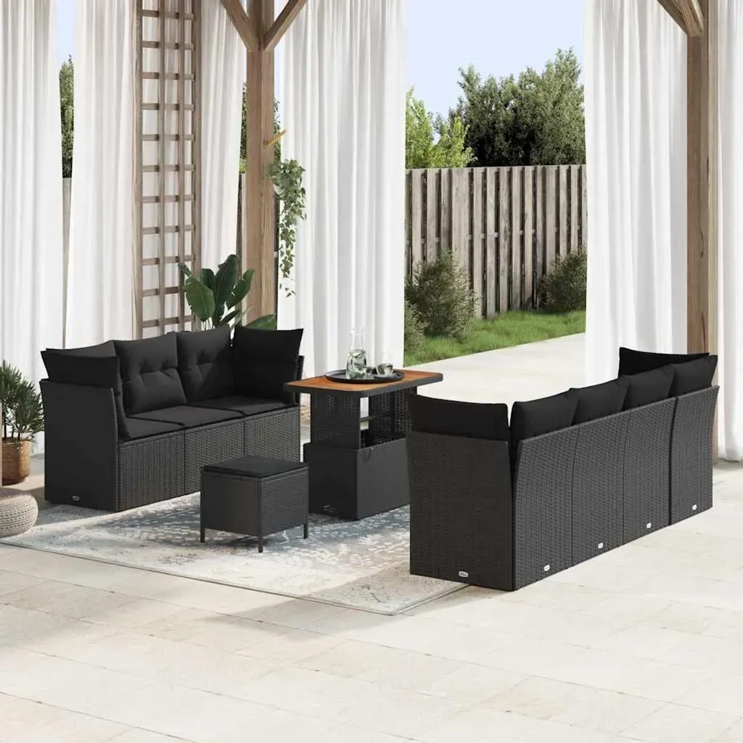 Schwarzes 10-teiliges Gartenmöbel Set aus Polyrattan mit Akazientisch und Kissen.