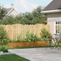 Langer, rostiger Pflanzkübel aus wetterfestem Stahl im Garten, gefüllt mit grünen Pflanzen. Ideal für Hochbeete.