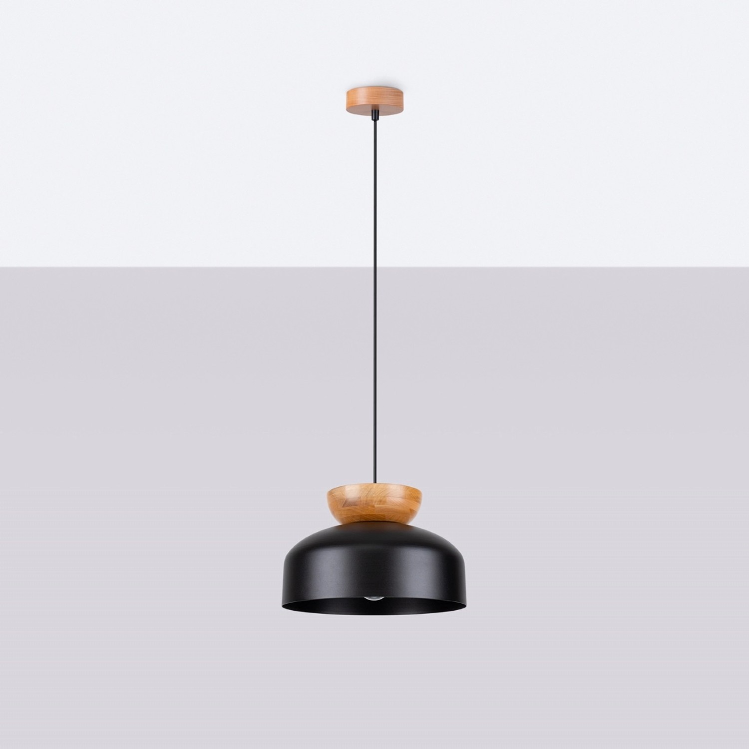 Schwarze Sollux Lighting Pendelleuchte Marion mit Holzdetails. Moderne Lampe für Wohnräume.
