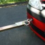 Apa Abschleppstange Snap-in (2,5 t) am Auto befestigt. Pannenhilfe mit Stahl und Schäkel.