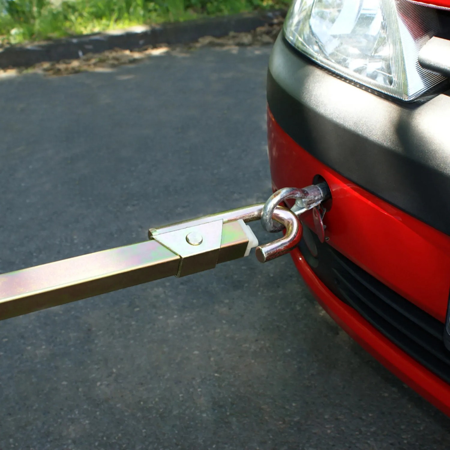 Apa Abschleppstange Snap-in (2,5 t) am Auto befestigt. Pannenhilfe mit Stahl und Schäkel.