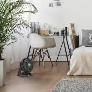 Schwarzer Vornado Tischventilator 630 im Wohnraum, sorgt für angenehme Luftzirkulation.