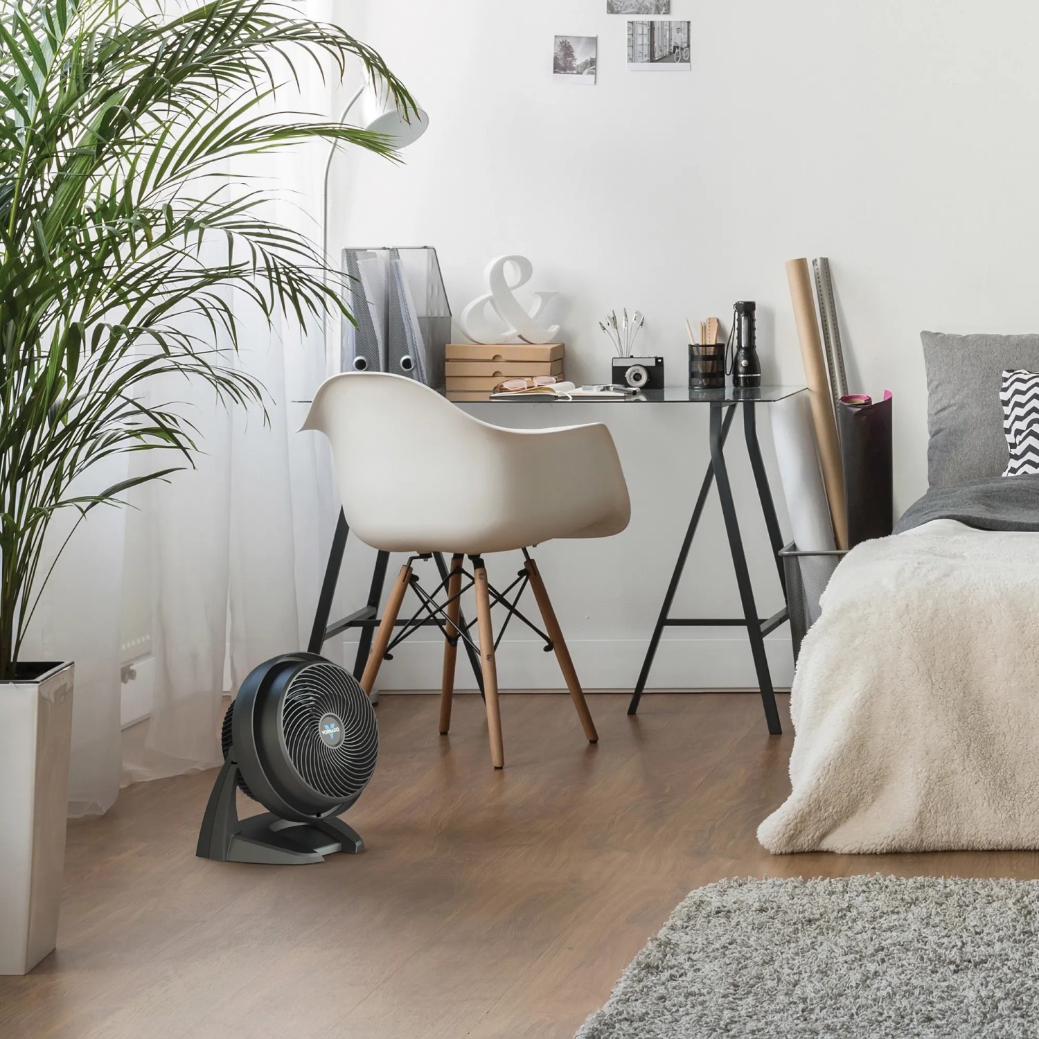 Schwarzer Vornado Tischventilator 630 im Wohnraum, sorgt für angenehme Luftzirkulation.