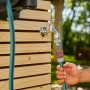 Gardena Wand-Schlauchbox XL 35m wird an Wasserhahn angeschlossen. Gartenschlauchwagen Zubehör.