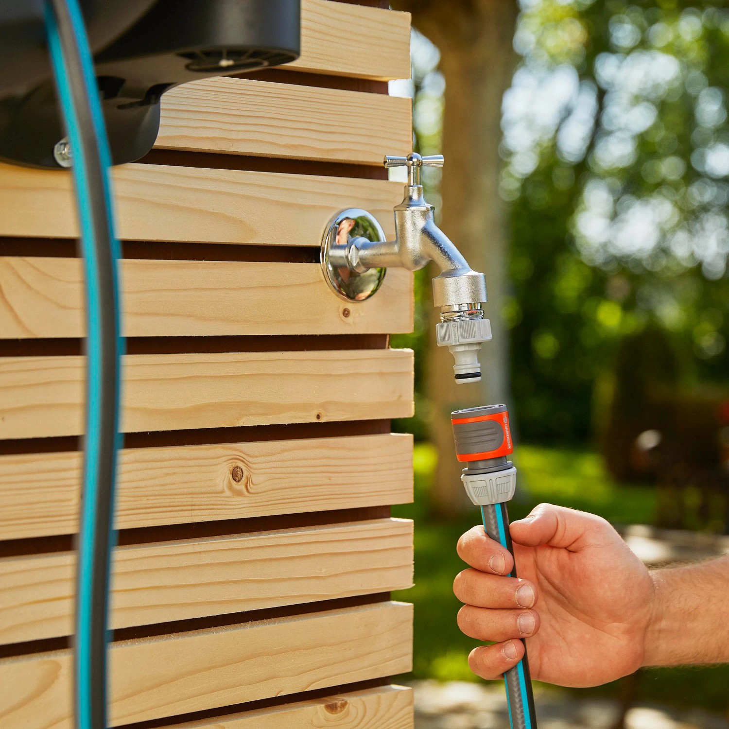 Gardena Wand-Schlauchbox XL 35m wird an Wasserhahn angeschlossen. Gartenschlauchwagen Zubehör.