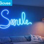 Govee Neon Lichtschlauch, weiße LED-Leiste formt das Wort 'Smile' an der Wand.