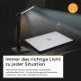 Schwarze LED Schreibtischleuchte mit induktiver Ladestation und USB-C Anschluss.