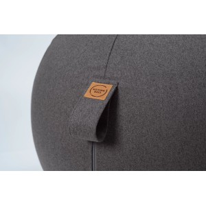 Grauer Sitting Ball Hocker Felt 150 l, Detailaufnahme des Filzbezugs und Tragegriffs.