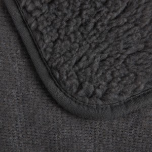 Detailaufnahme: Schwarzer Bestlivings Sesselschoner Lammflor (147x147 cm).