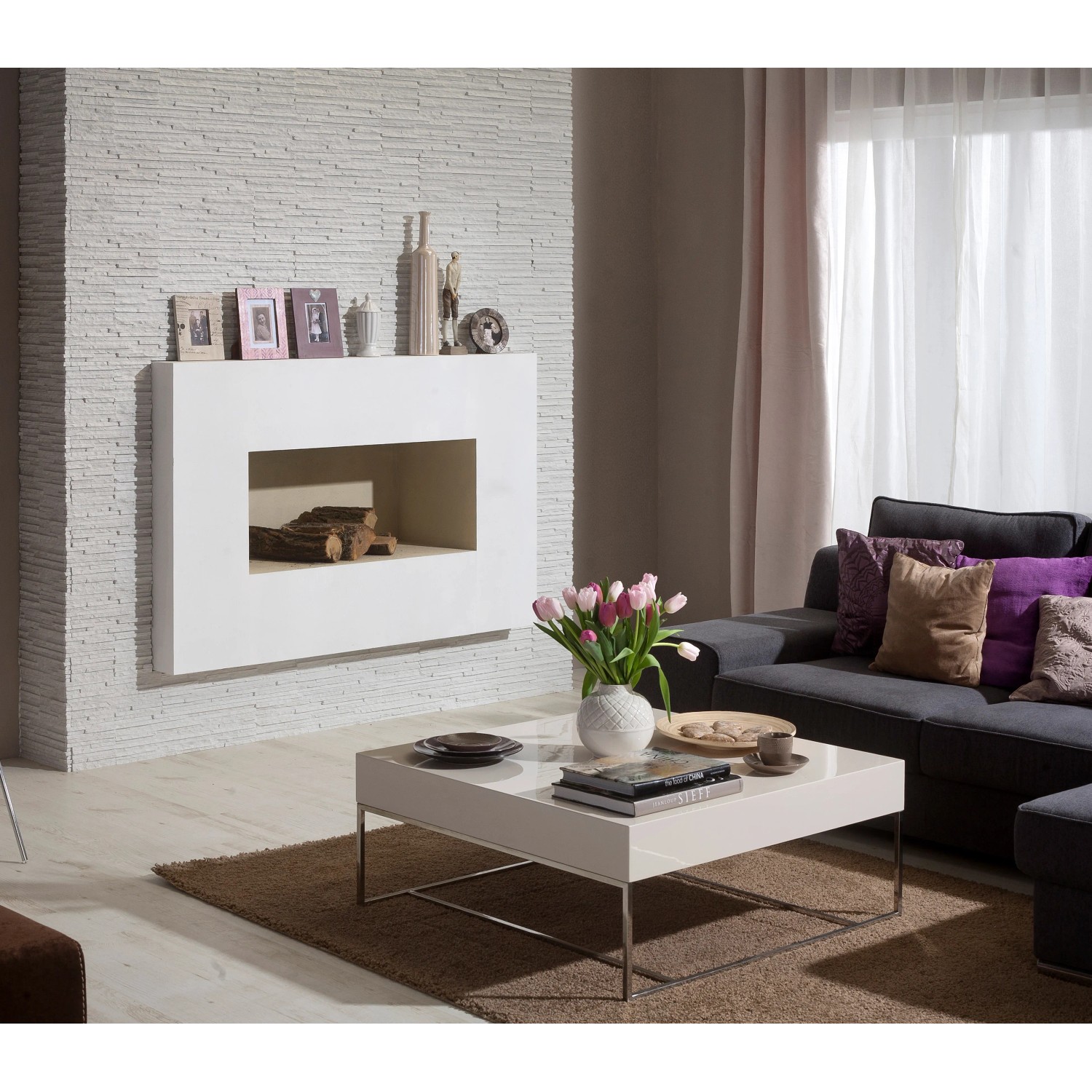 Wohnzimmer mit weißem Stegu Verblender Palermo als Wandverkleidung.