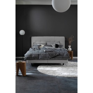 Schlafzimmer mit Wandfarbe Schöner Wohnen Trendfarbe New Black. Matte, dunkle Wandfarbe.