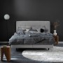 Schlafzimmer mit Wandfarbe Schöner Wohnen Trendfarbe New Black. Matte, dunkle Wandfarbe.